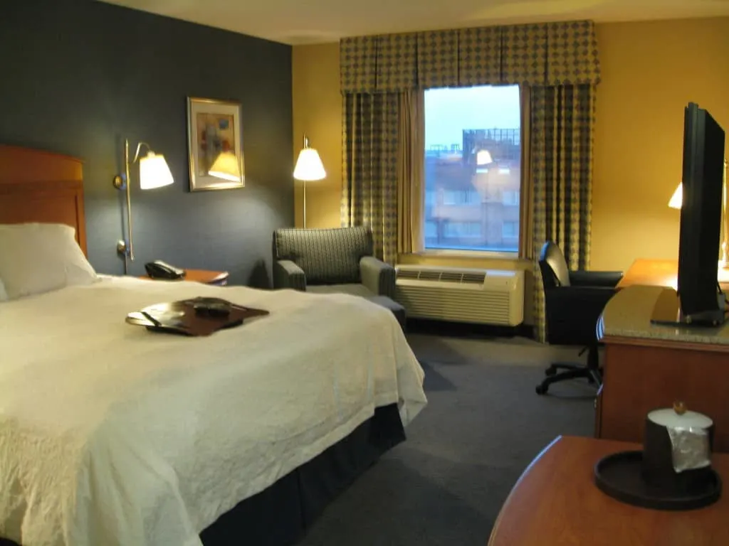 Hampton Inn La Guardia alternate view work area Hampton Inn La Guardia alternate view work area
