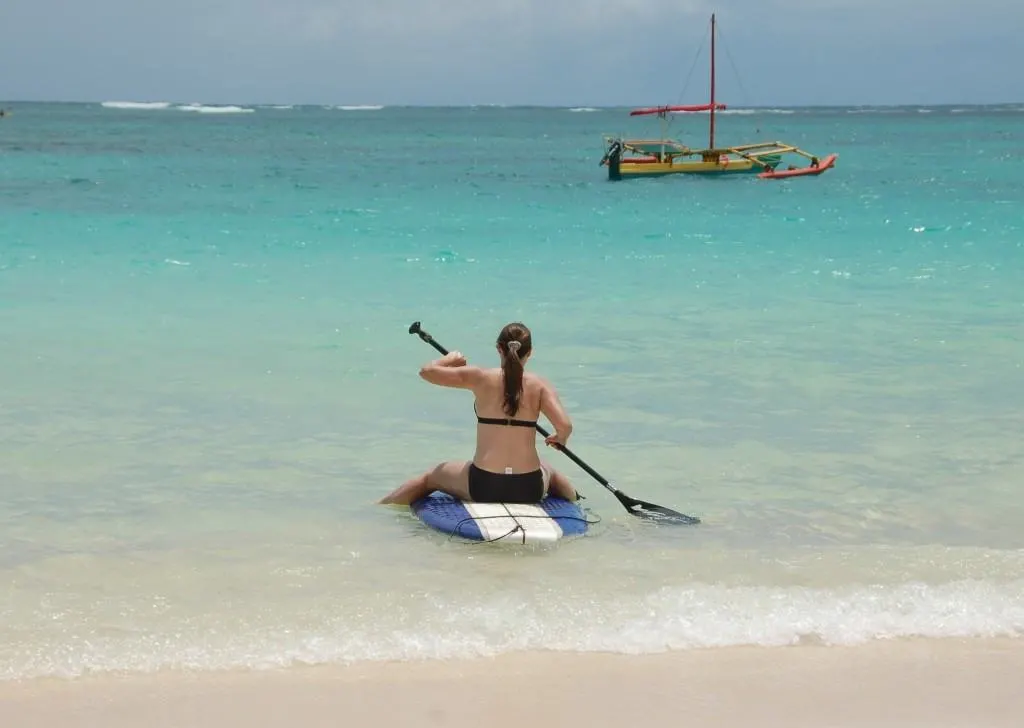 How to stand up paddle board don't straddle the board