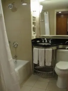 Hilton New York Double Bed bathroom