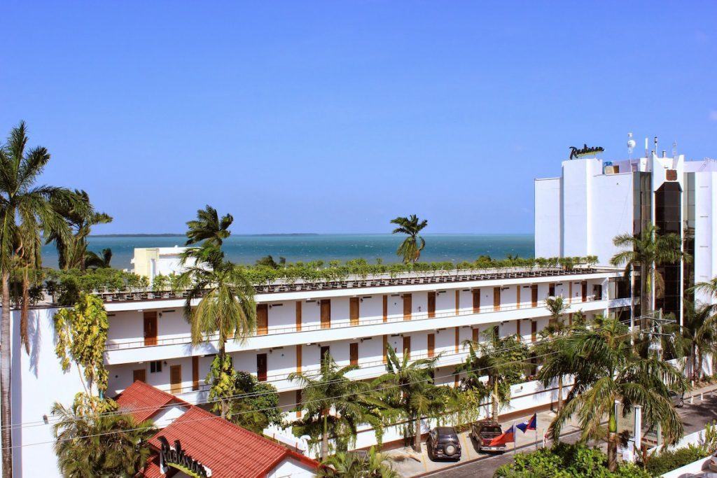 water views and luxury rooms at the Radisson Fort George. https://www.travelingwellforless.com