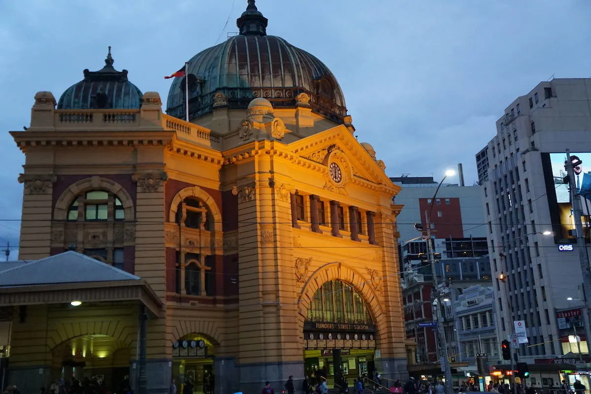 I love the Sony a6000 because it's small enough to fit in my purse and takes amazing photos. Find out why this is the only camera you'll need. | Sony a6000 | mirrorless camera | best mirrorless camera | compact camera | travel camera | best mirrorless travel camera | Flinders Station | Melbourne | Australia | travelingwellforless.com