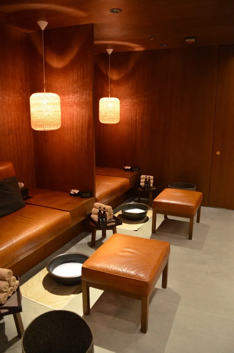 You can get guested into the Pier, Cathay Pacific's First Class Lounge. You can enjoy a free foot or shoulder massage. | airport lounge | how to get airport lounge access | travel hacks | TravelingWellForLess.com