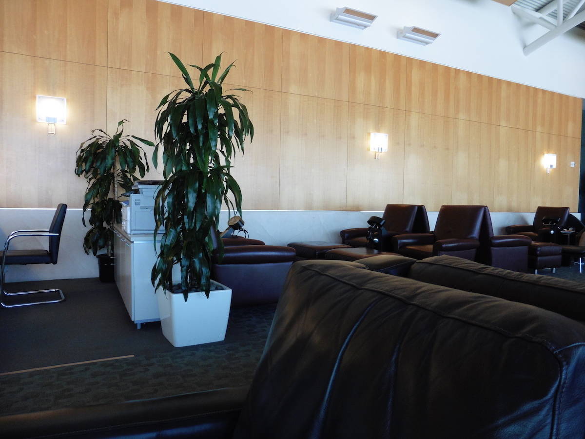 If you have elite status you can get airport lounge access. American Airlines Executive Platinum members get Flagship Lounge access when flying internationally, even on coach tickets. | airport lounge access | tips and tricks to get airline lounge access | travel hacks | TravelingWellForLess.com