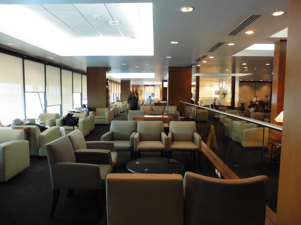 If your airline doesn't have a lounge, you can pay a fee to use an independent or third-party lounge. | airport lounge | how to get airport lounge access | travel hacks | TravelingWellForLess.com