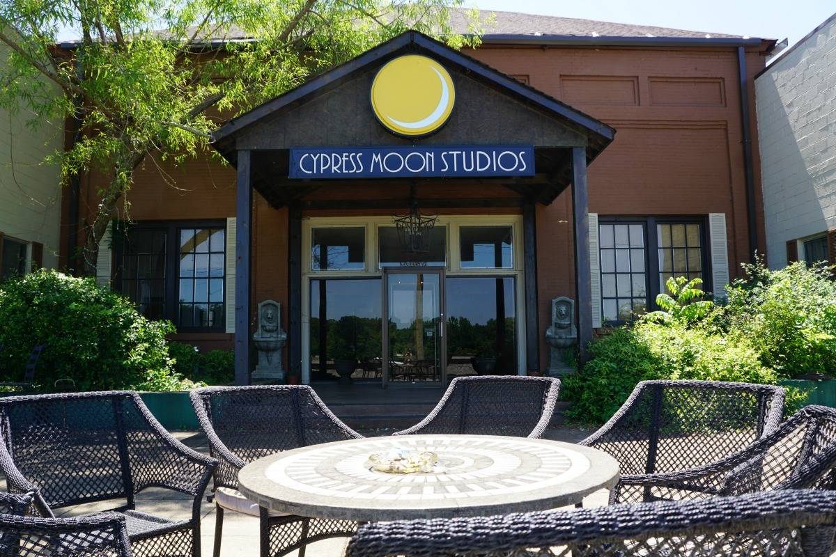 From 1979 to 2005, the Muscle Shoals Sound Studios relocated to 1000 Alabama Avenue, the current location of Cypress Moon Studios. | 25 reasons to visit Florence, Alabama. | TravelingWellForless.com