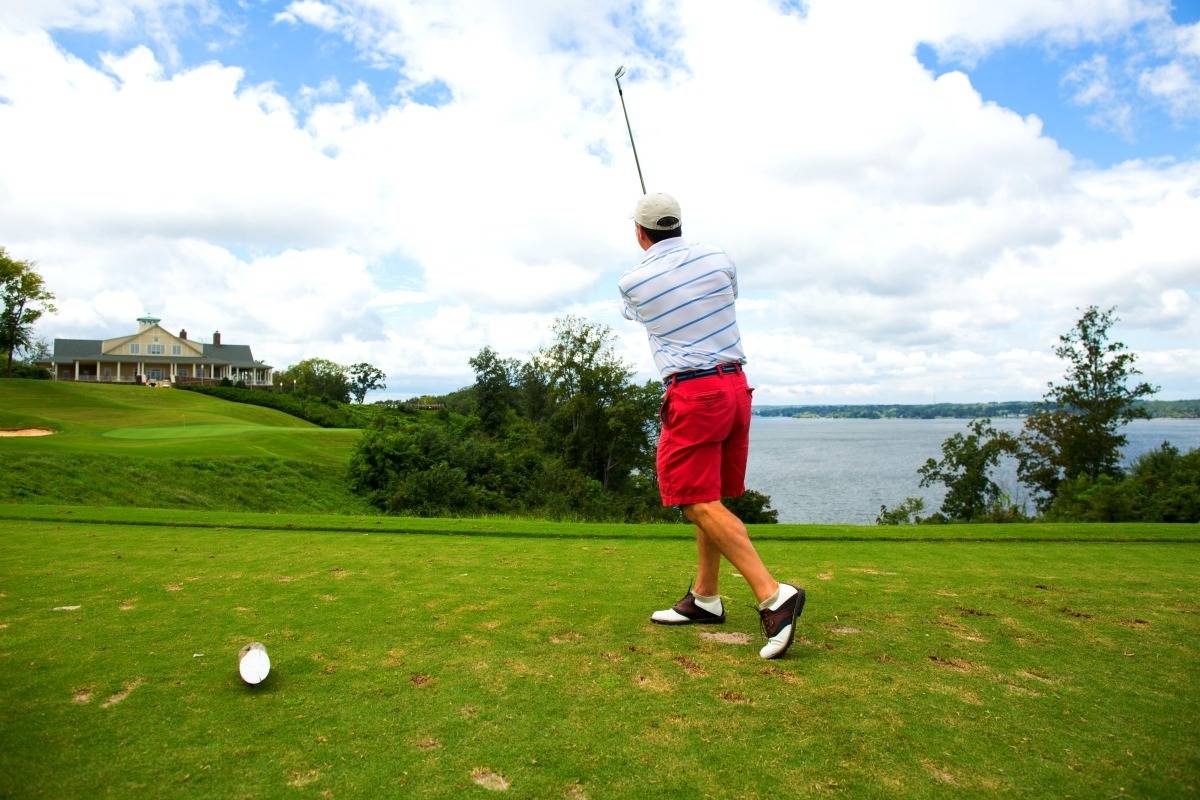 The 18th green on the Fighting Joe course overlooks the Tennessee River. | Photo courtesy: VisitFlorenceAl.com | 25 reasons to visit Florence, Alabama. | TravelingWellForLess.com