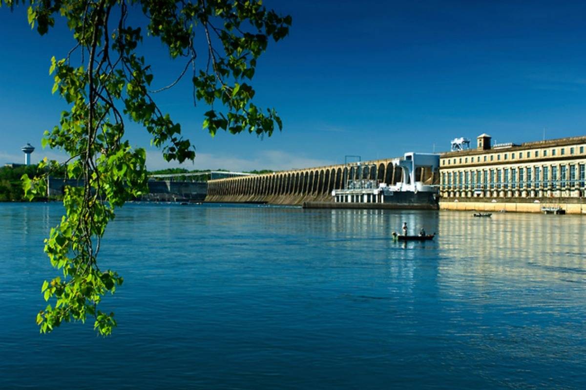 Wilson Dam’s main lock, 110-feet wide and 600-feet long is the highest single lift lock east of the Rocky Mountains. | 25 reasons to visit Florence, Alabama. | Photo courtesy: VisitFlorenceAl.com | TravelingWellForLess.com