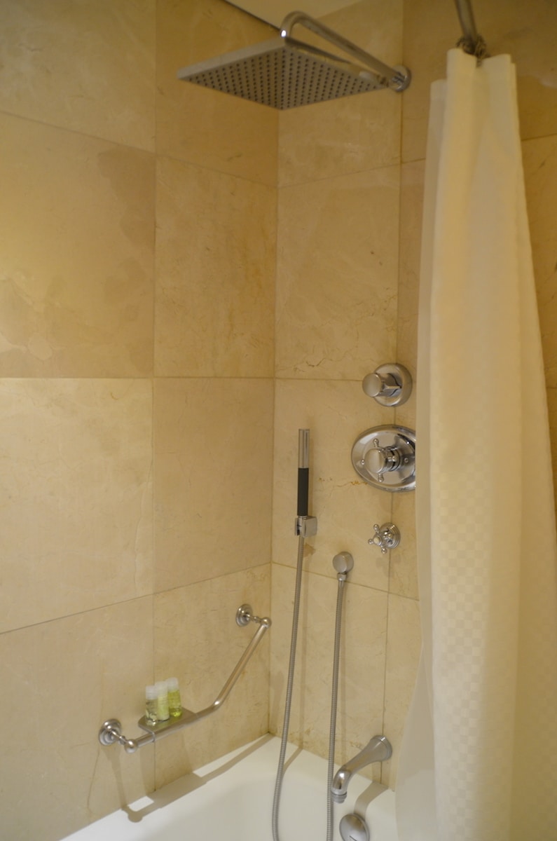 The Deluxe rooms at the Westin Palace Madrid have shower/tubs with two showerheads. TravelingWellForLess.com