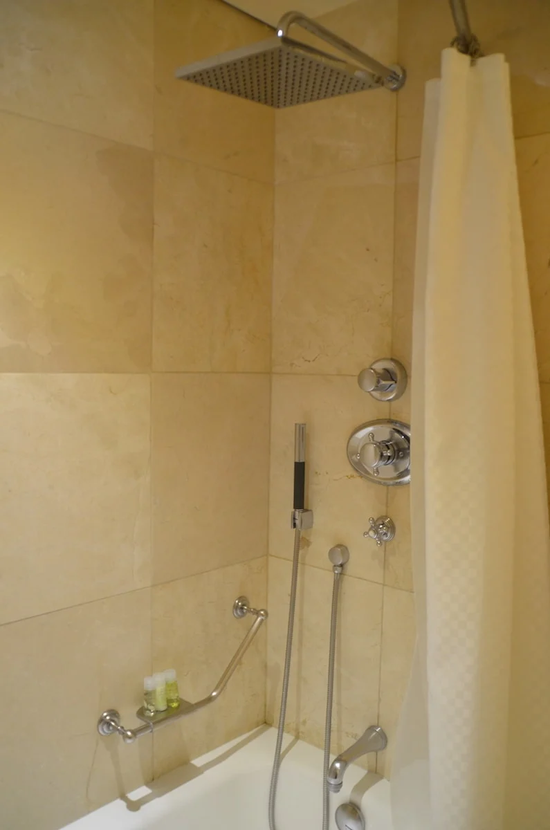 The Deluxe rooms at the Westin Palace Madrid have shower/tubs with two showerheads. TravelingWellForLess.com