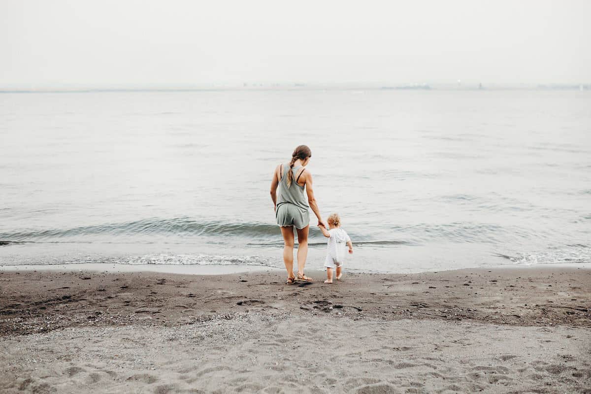 | travel gifts for Mother's Day | https://www.travelingwellforless.com #travelgifts #mothersdaygifts