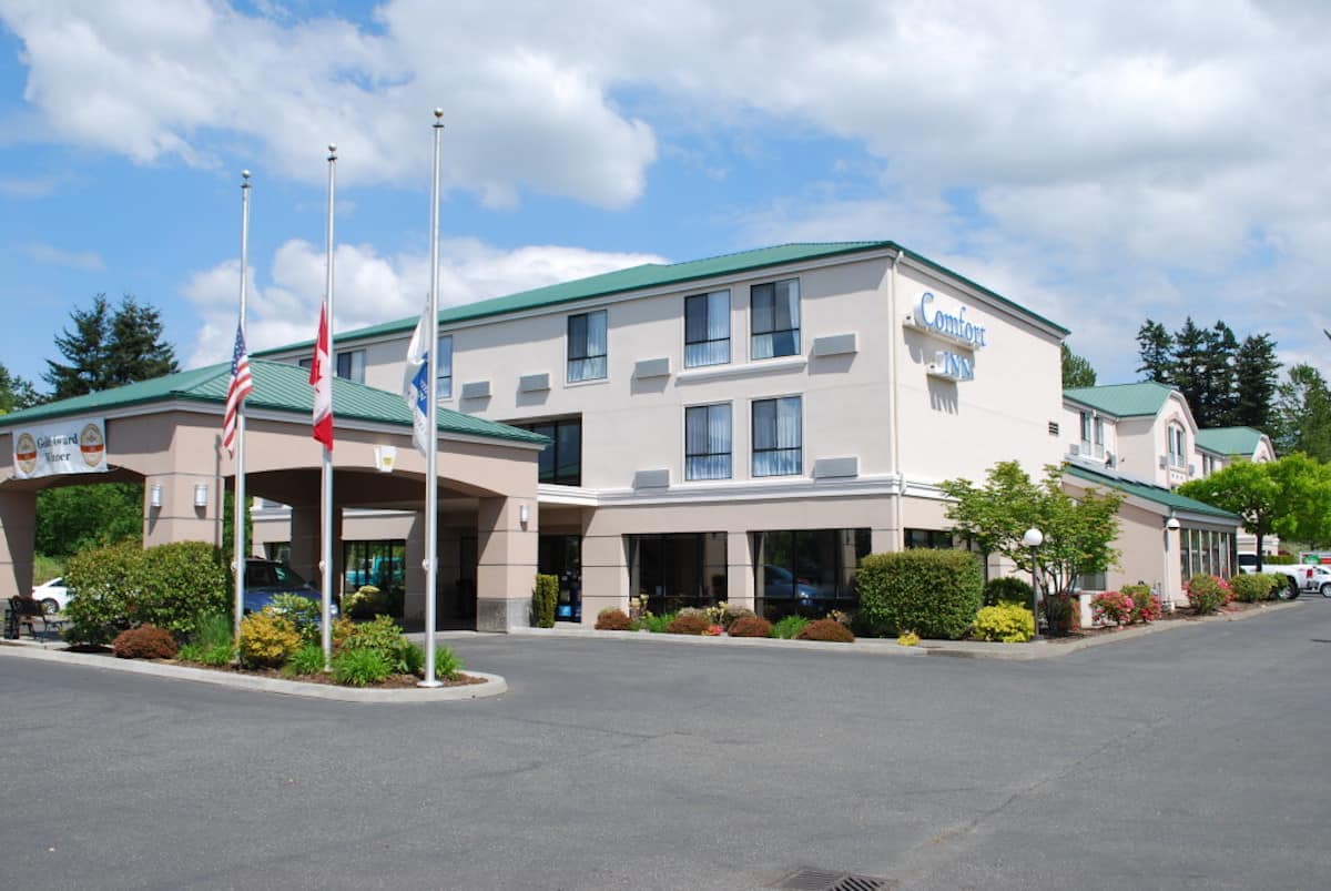 Rooms at the 100% smoke-free Comfort Inn Bellingham include free Wi-Fi, hot breakfast, parking, and airport transportation. #lynden #washington #travel #hotel https://www.travelingwellforless.com