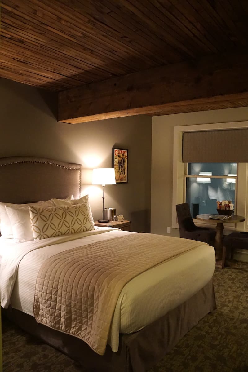 King room. Looking for where to stay in Lynden? Located on the corner of Front and 5th Street, the boutique Inn at Lynden embraces the old and the new. #lynden #washington https://www.travelingwellforless.com