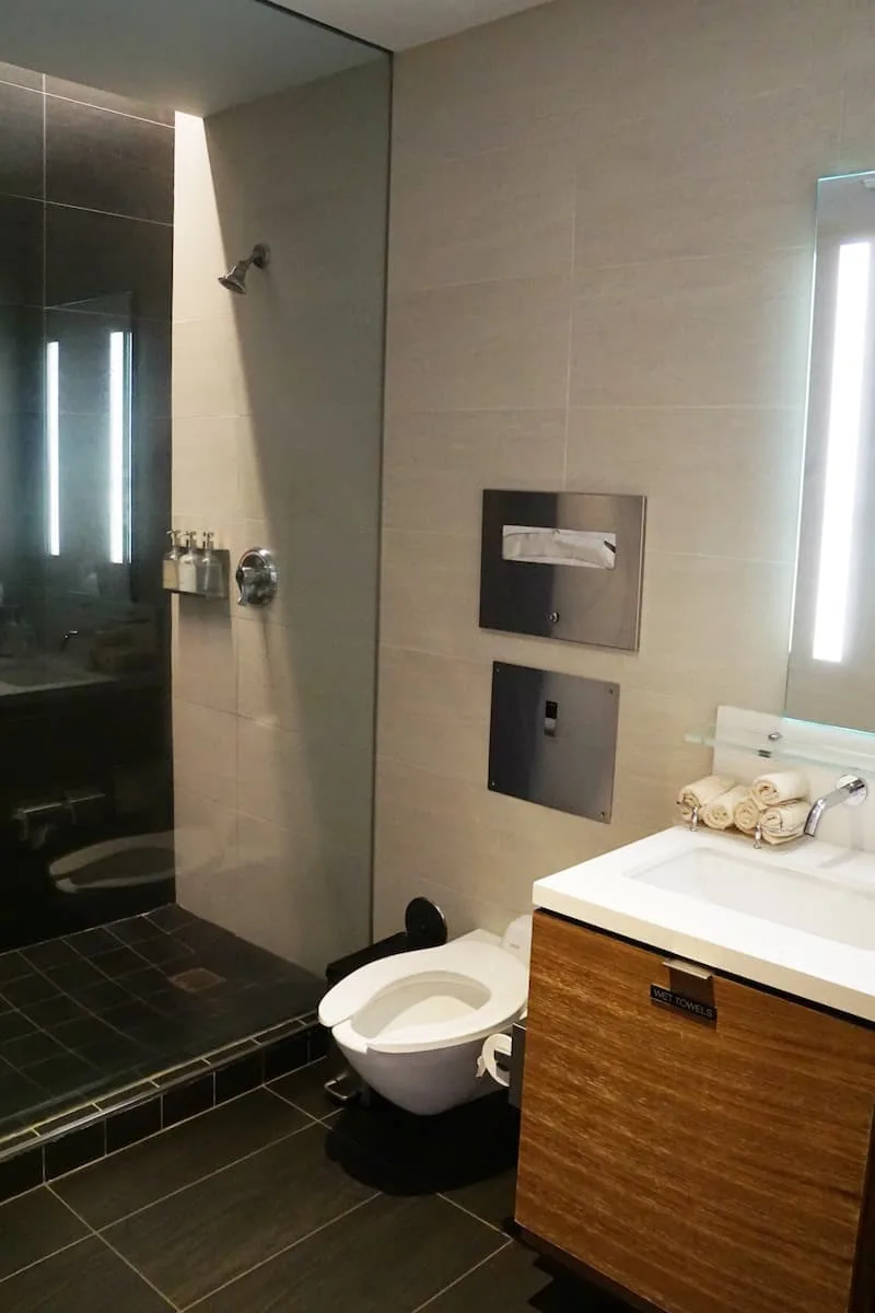 shower Star Alliance Business Class Lounge LAX