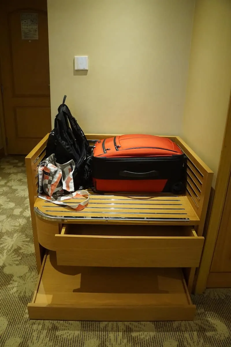 hotel room luggage rack i