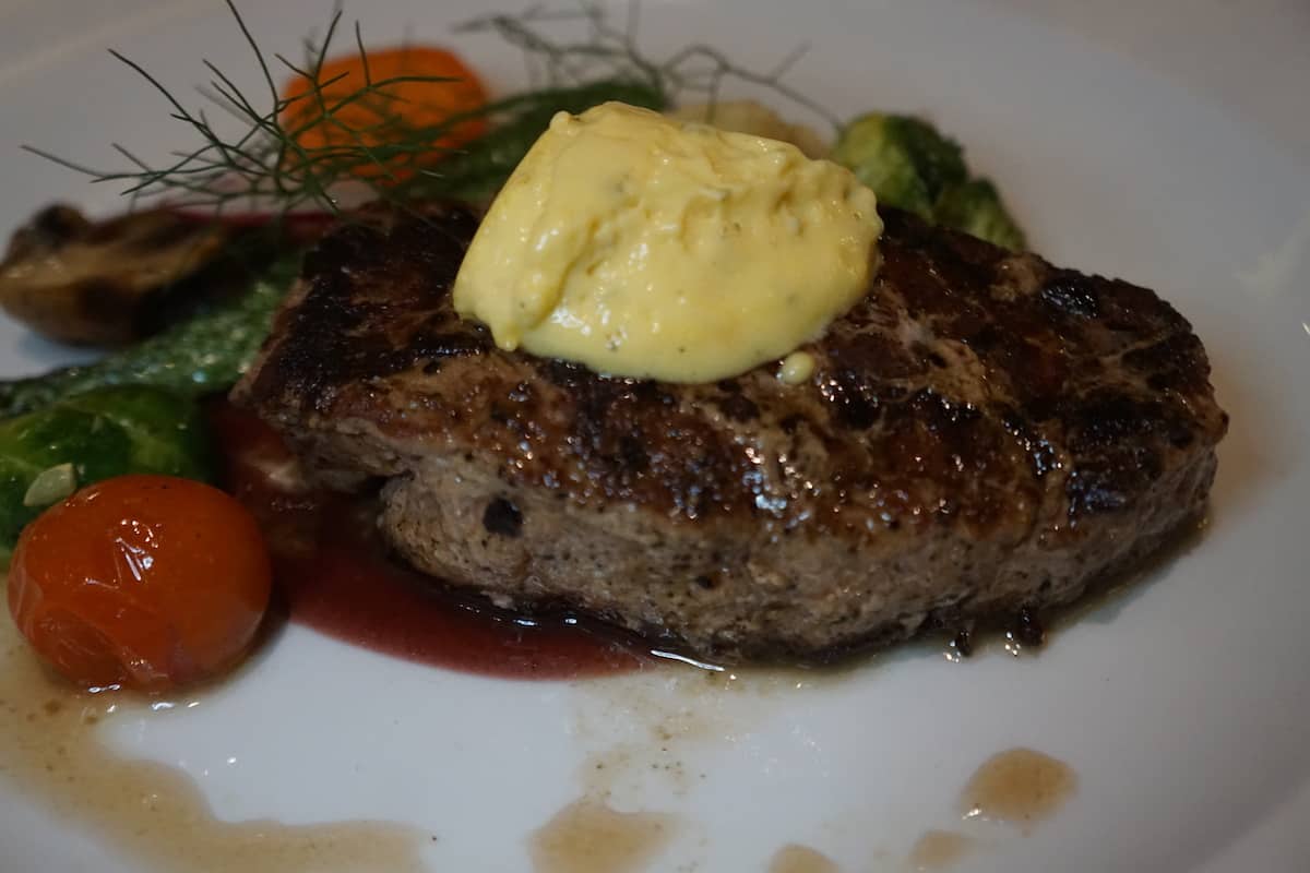 beef filet with bearnaise and vegetables