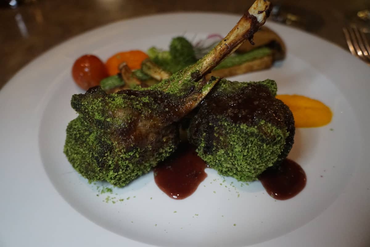 rack of lamb au jus with vegetables