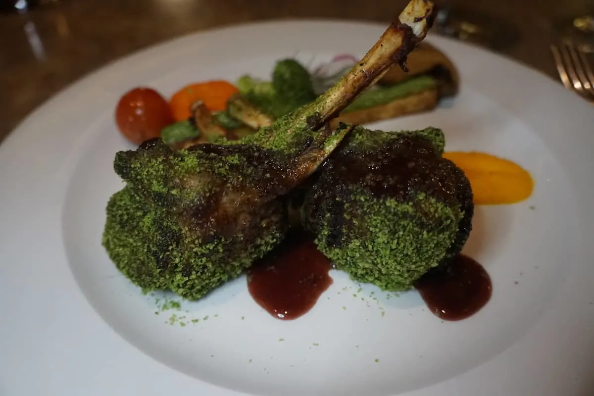 rack of lamb au jus with vegetables