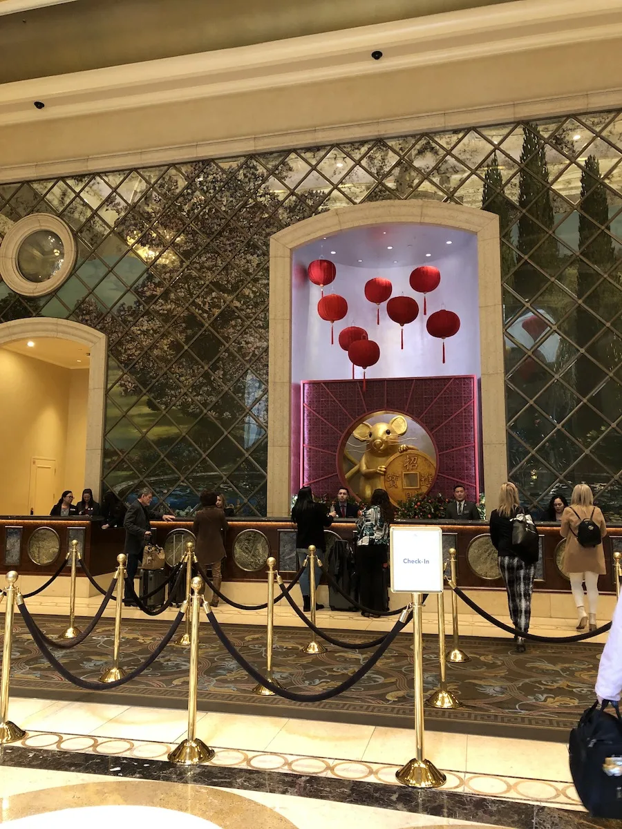 people waiting in line at palazzo las vegas hotel reception desk