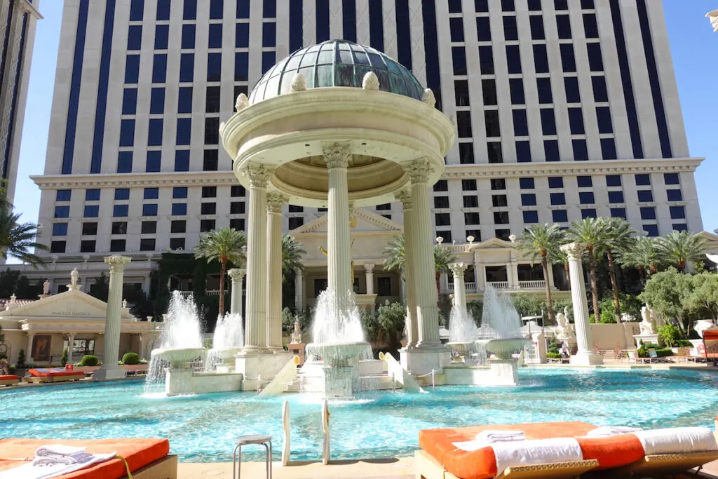 round pool with fountains in Las Vegas Caesars Palace Temple Pool