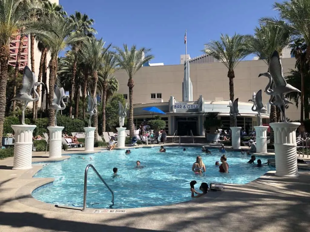 🟡 Las Vegas  Flamingo Pool & Habitat. One Of My Favorite Places To Hang  Out On The Las Vegas Strip! 