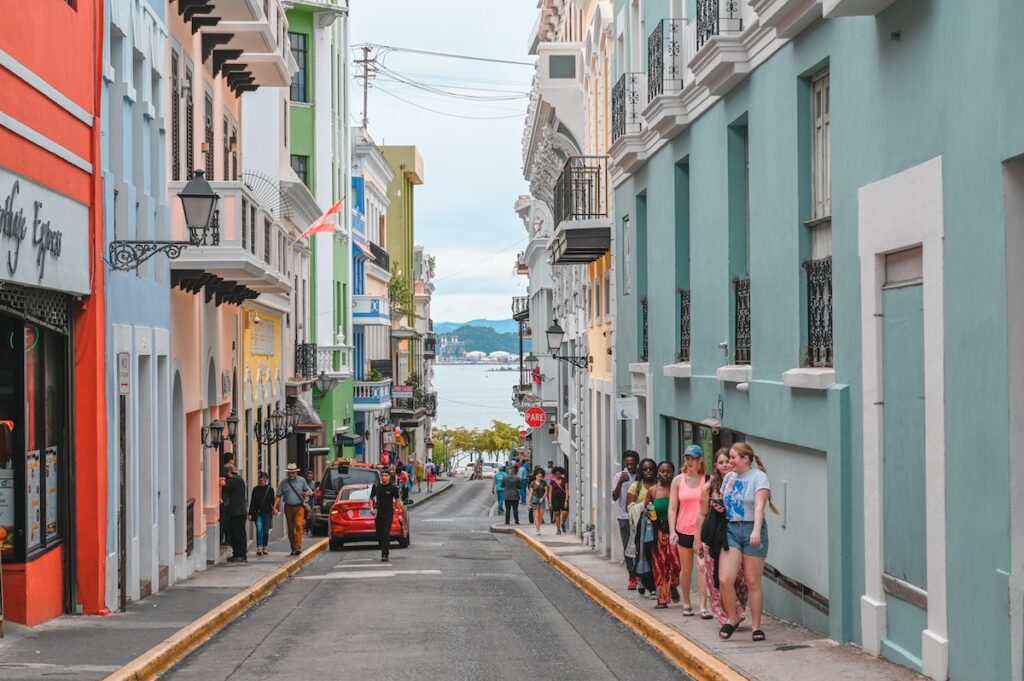 Les gens qui marchent dans la rue pendant la journée dans le vieux San Juan Puerto Rico