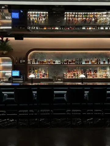 dimly lit 1920's style bar with marble counters, the count room at bugsy and meyers steakhouse las vegas