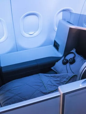 lie flat airline seat with pillow, blanket, and headset, JetBlue Mint