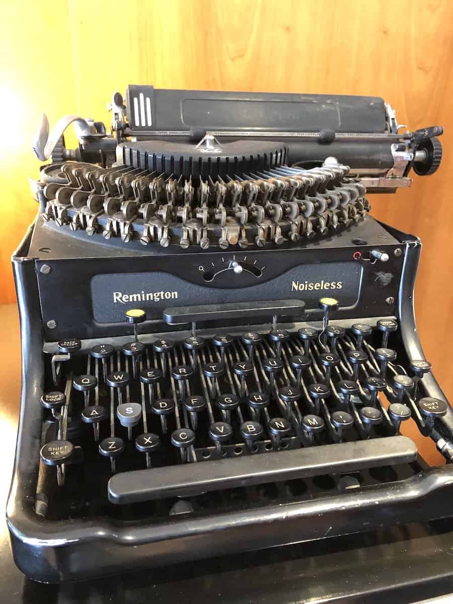 vintage black keyed typewriter, Remington Noiseless